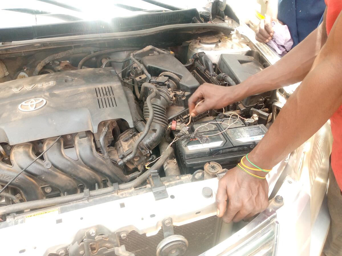 batterie 12 V dans un compartiment moteur, avec ses fils de connexion